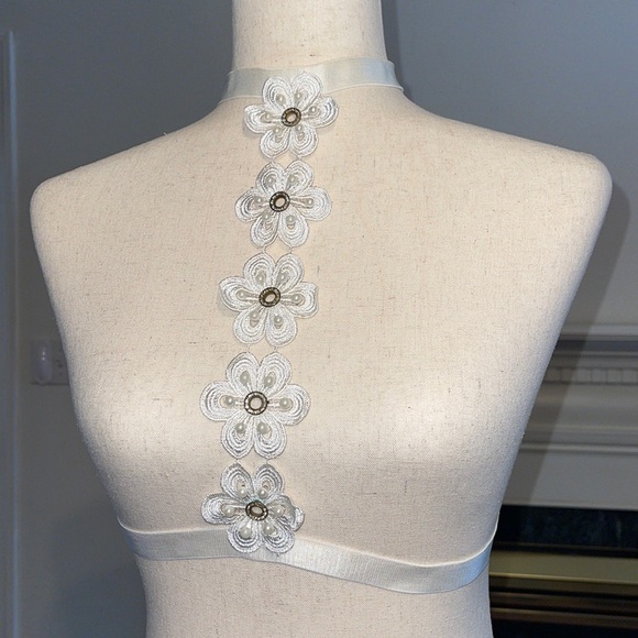 Pearl and rhinestone daisy harness - Picture 1 of 4
